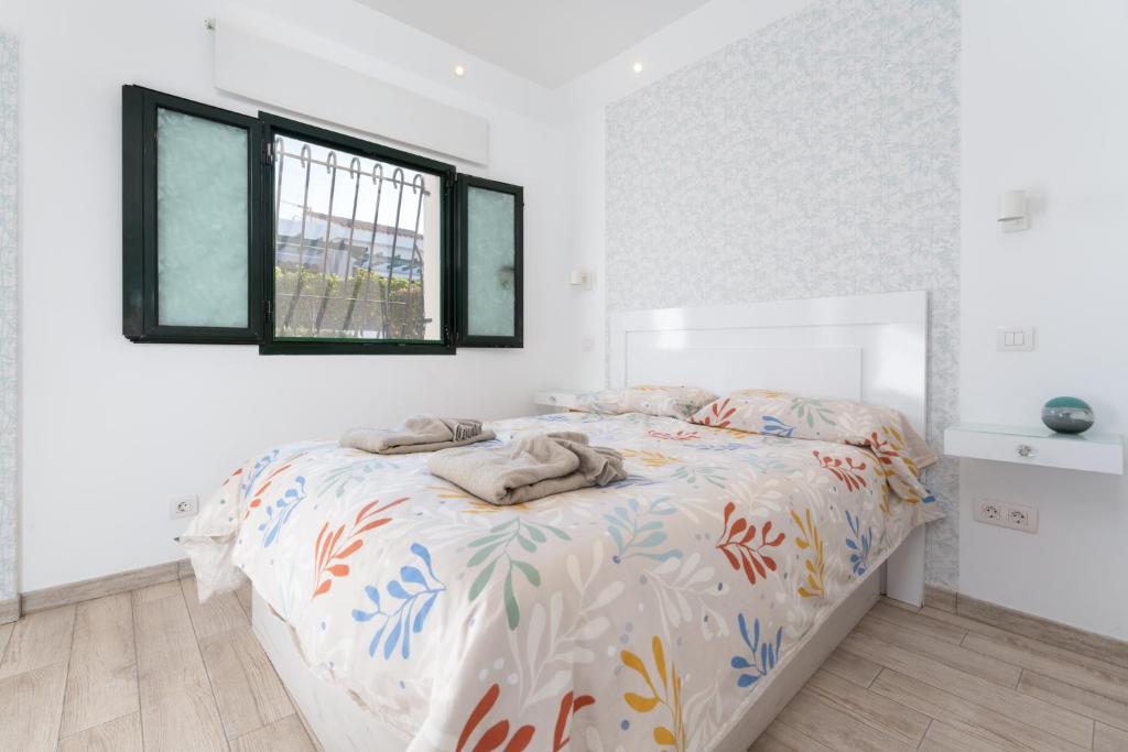 A bed or beds in a room at Luxury Poolside Holiday Home
