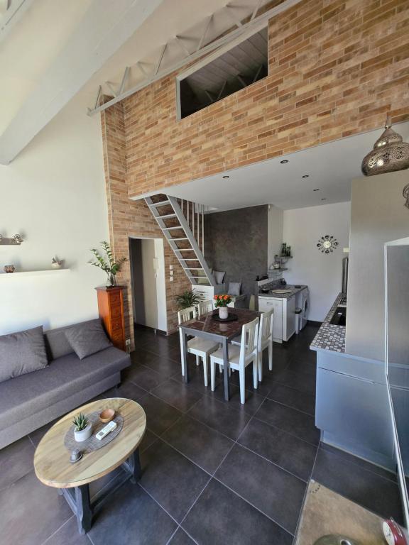 un salon avec un canapé et une table dans l'établissement El padre y el hijo D, à Elne