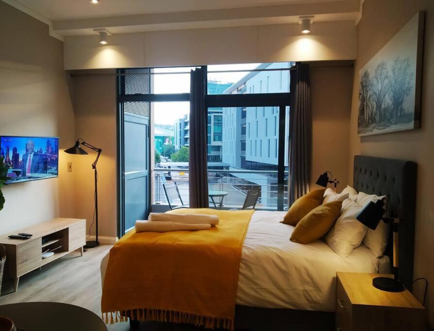 Postel nebo postele na pokoji v ubytování Menlyn Apartment