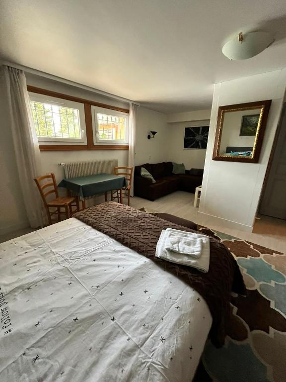 una camera da letto con un letto grande e un soggiorno di Chez les Michel a Viry