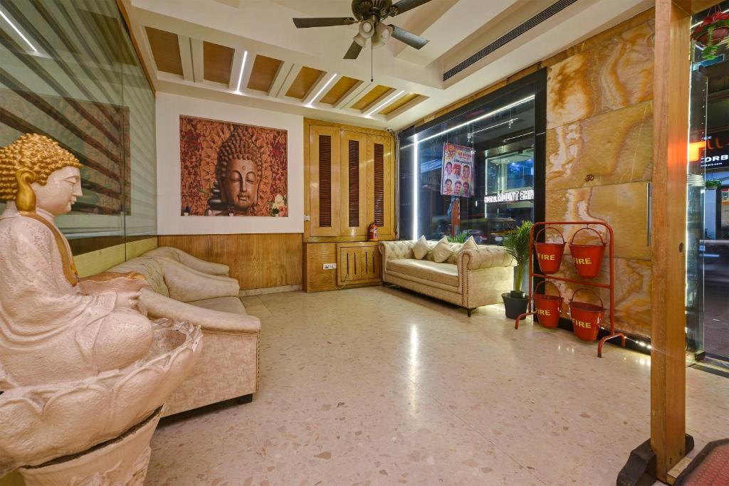 Zona d'estar a Hotel Baba Deluxe near New Delhi Railway Station and City Center -By RCG Hotels