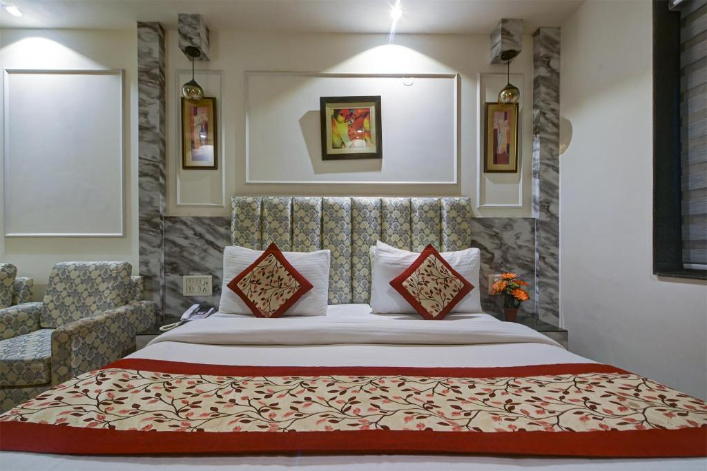 Llit o llits en una habitació de Hotel Baba Deluxe near New Delhi Railway Station and City Center -By RCG Hotels