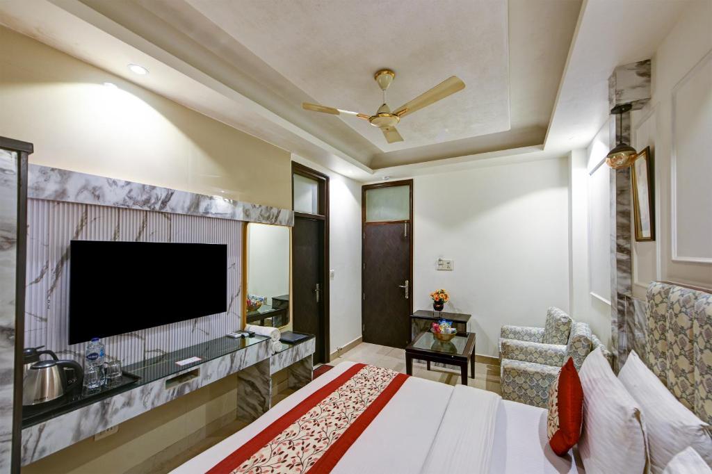 Televisor o centre d'entreteniment de Hotel Baba Deluxe near New Delhi Railway Station and City Center -By RCG Hotels