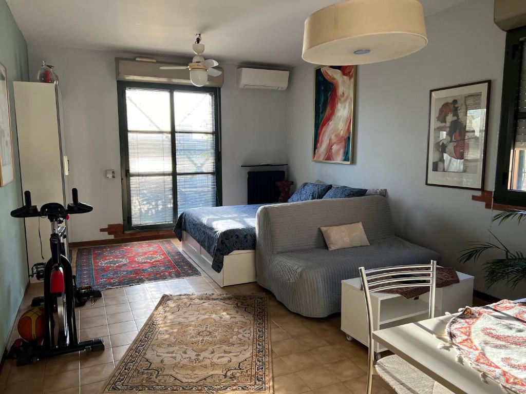 Posezení v ubytování Top Floor Apt with Rooftop Terrace, Quiet Area