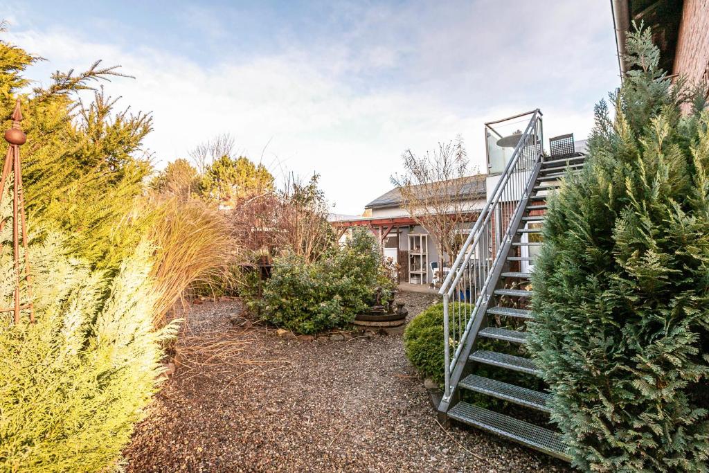 a staircase leading up to a house with christmas trees at Ferienwohnung Doris in Viöl