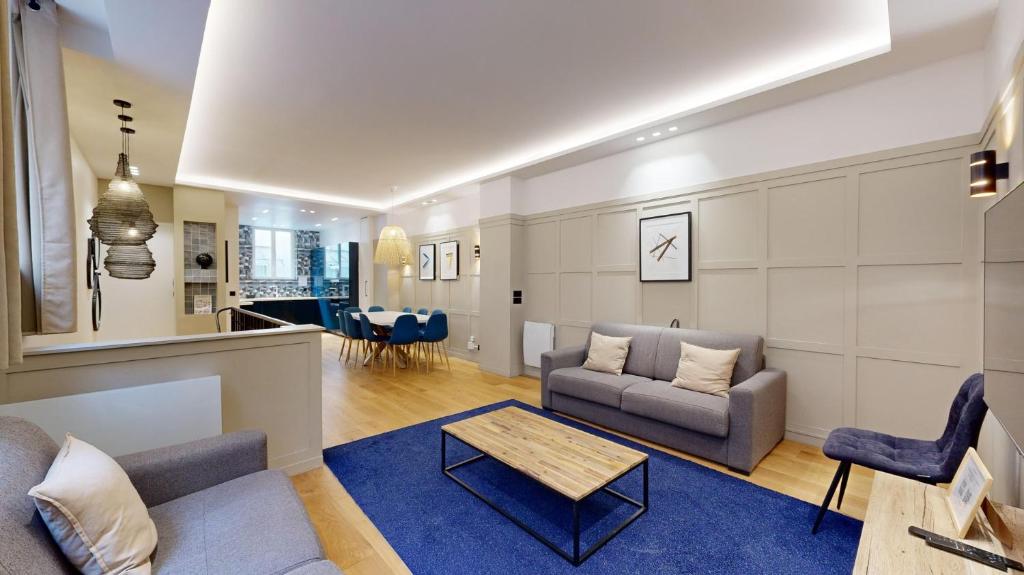 un salon avec un canapé et une table dans l'établissement Sublime appartement Paris 4Br-12P, à Paris