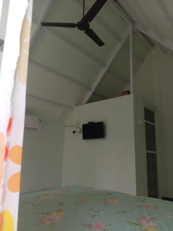 TV a/nebo společenská místnost v ubytování Ballaleshwar cottage