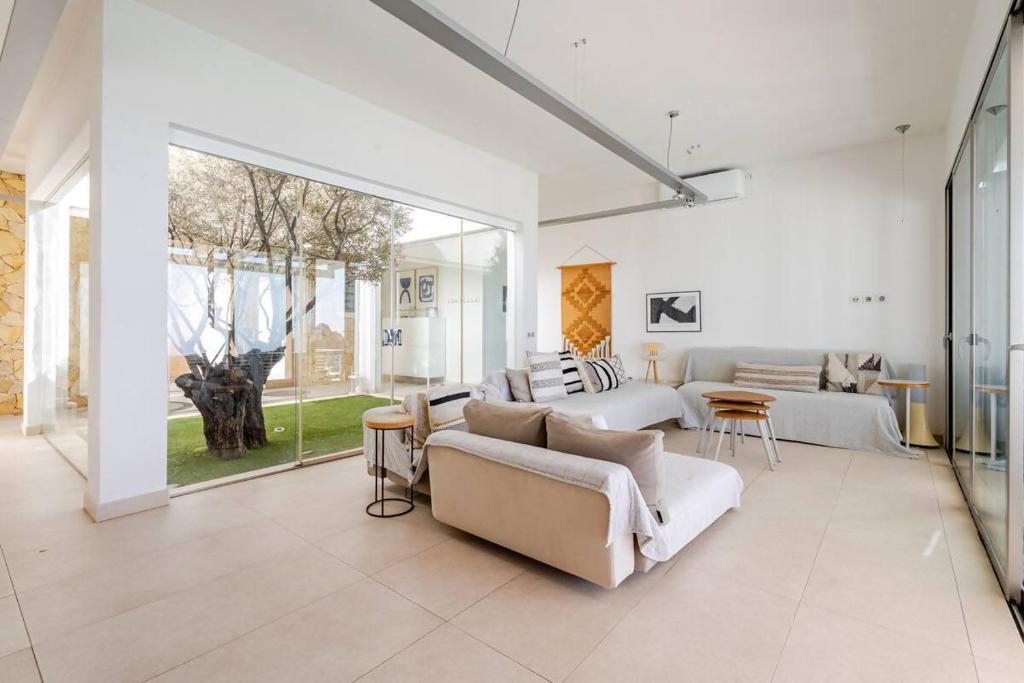 Posezení v ubytování Villa Itaca Vista mar y piscina climatizada
