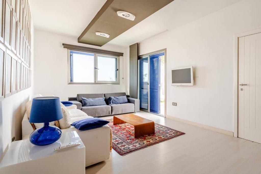 Posezení v ubytování Villa Itaca Vista mar y piscina climatizada