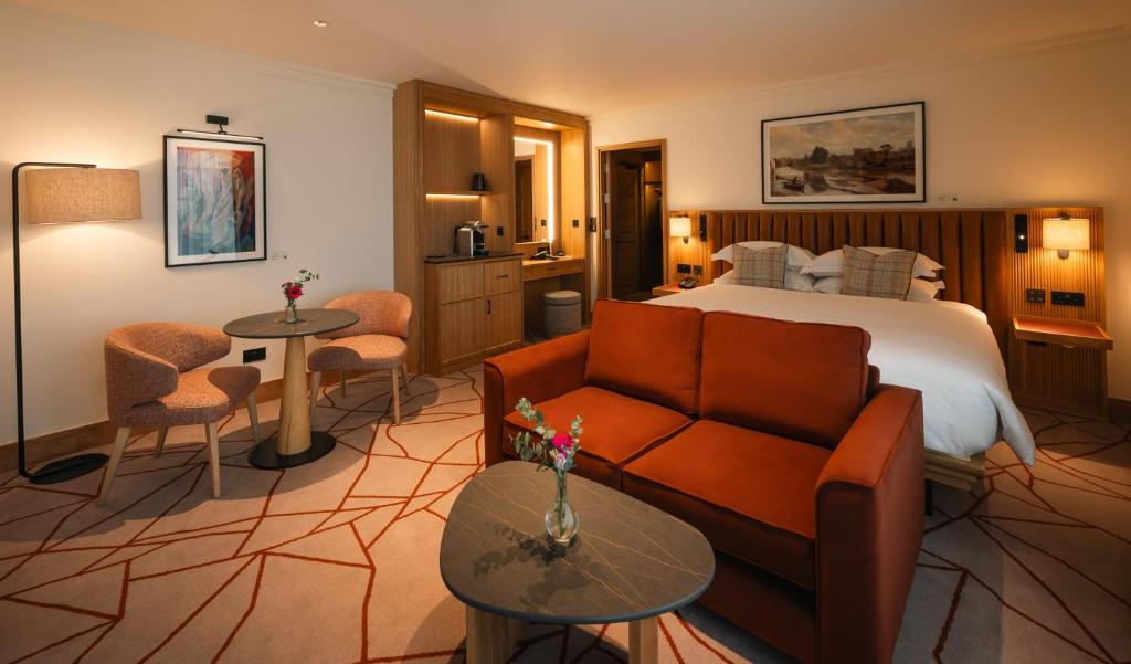 Postel nebo postele na pokoji v ubytování Kilkenny Pembroke Hotel