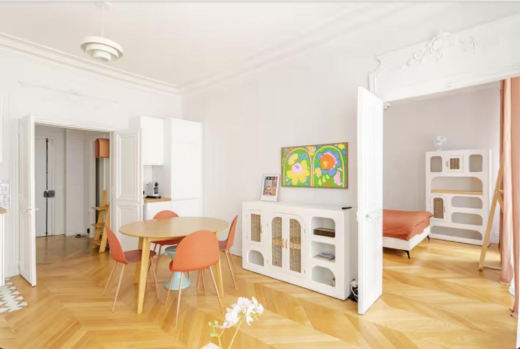 un salon avec une table et une salle à manger dans l'établissement Appartement 50 m² lumineux et refait à neuf, à Paris