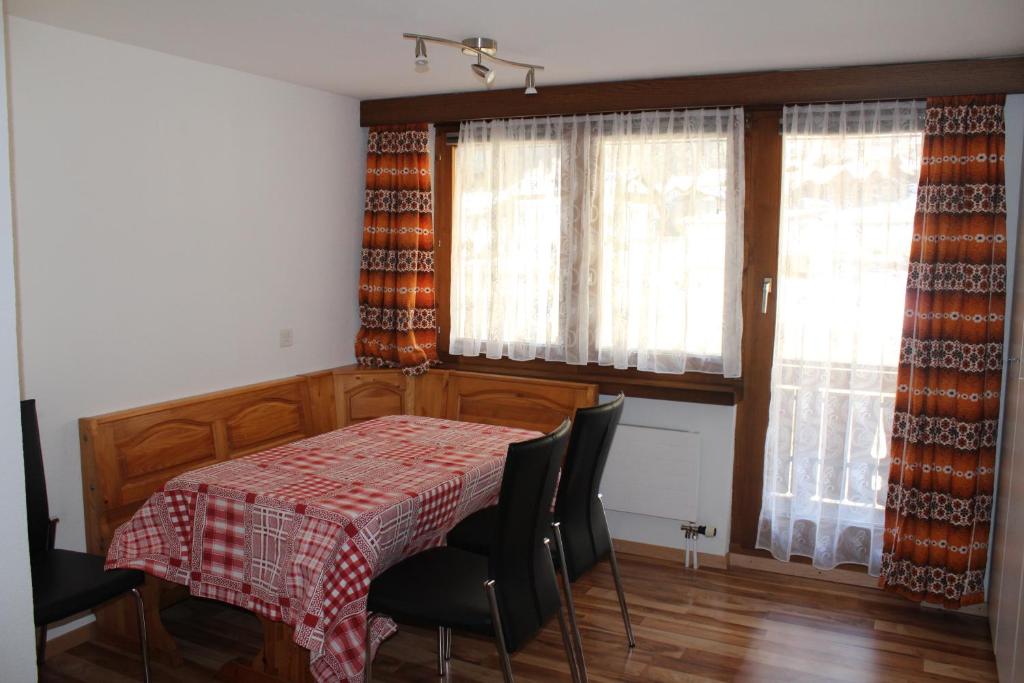 Postel nebo postele na pokoji v ubytování Ferienwohnung Silberdistel, Saastalstrasse 178