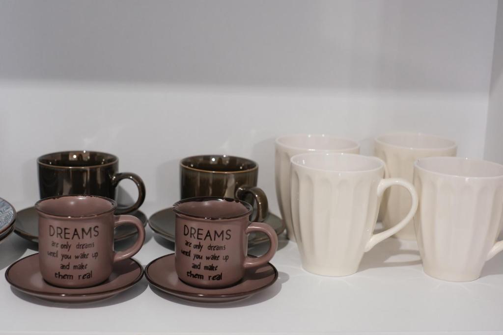 Příslušenství pro přípravu čaje a kávy v ubytování Cozy Home With Cooking