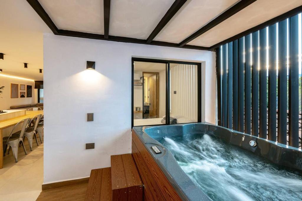 Ảnh trong thư viện ảnh của Luxury 5BR 6Bath Apartment with Jacuzzi in Manila ở Medellín