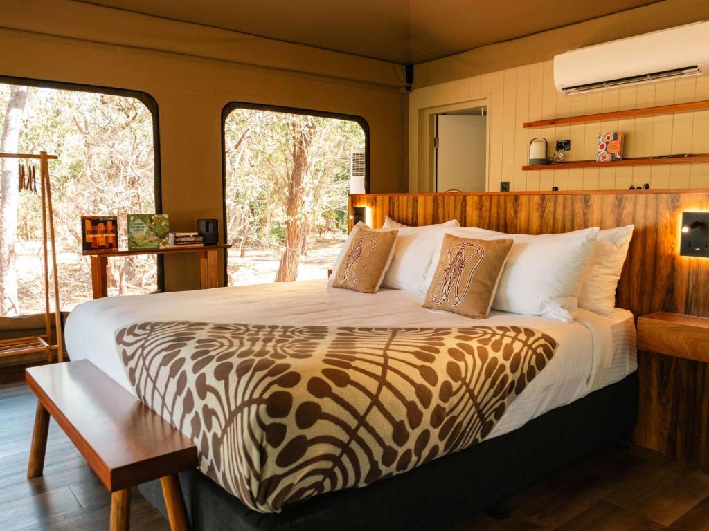 Postel nebo postele na pokoji v ubytování Cooinda Lodge Kakadu