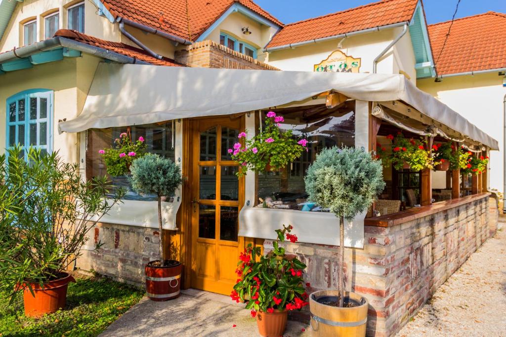 a flower shop with plants in front of a house at Ötösfogat Panzió in Siófok