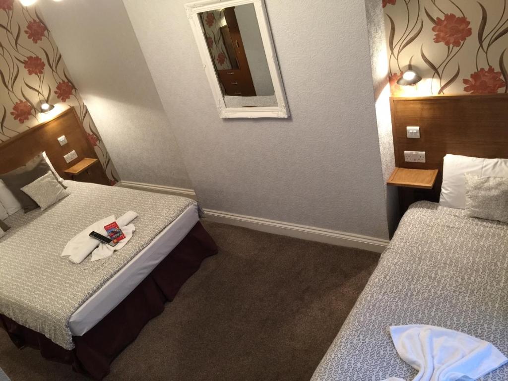 Postel nebo postele na pokoji v ubytování Charlotte Guest House