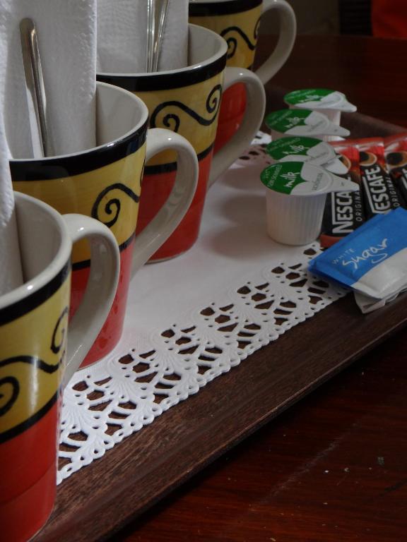 Příslušenství pro přípravu čaje a kávy v ubytování Charlotte Guest House
