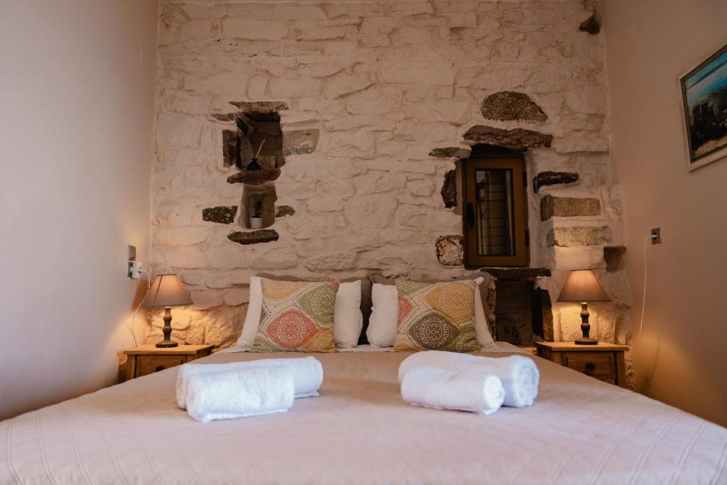 Postel nebo postele na pokoji v ubytování Castle Rizaraki