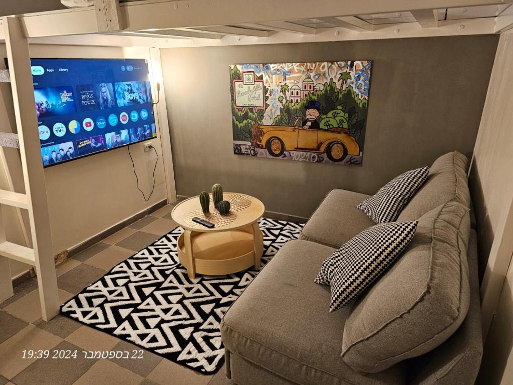 TV a/nebo společenská místnost v ubytování SPACE ART BOUTIQUE Downtown