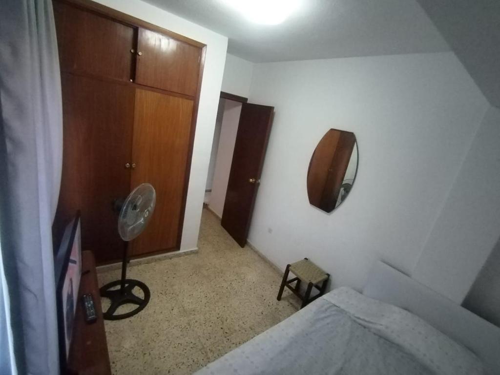 - une chambre avec un lit, un miroir et un ventilateur dans l'établissement Habitación cama grande doble 150 x190 TV wifi, à Alicante