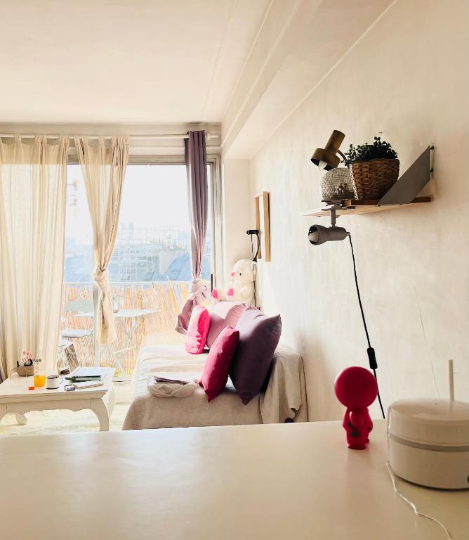 - un enfant assis sur un lit dans une chambre dans l'établissement Amazing Eiffel views at cool central area, à Paris