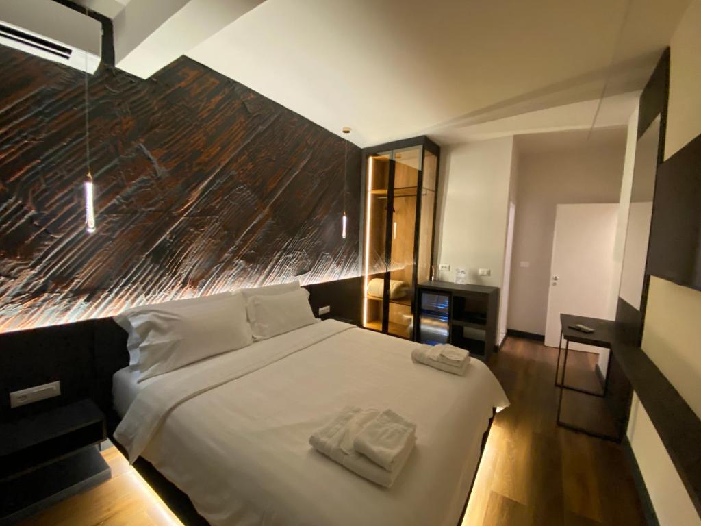 Postel nebo postele na pokoji v ubytování Tirana Central Rooms Blloku