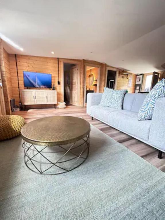 Predel za sedenje v nastanitvi Chalet Oz