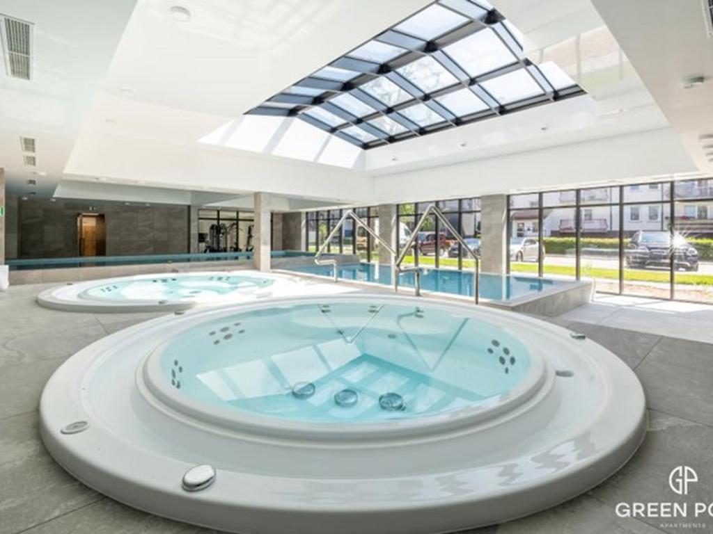 Bazén v ubytovaní Apartament 420 Green Port Basen & Jacuzzi Kołobrzeg alebo v jeho blízkosti