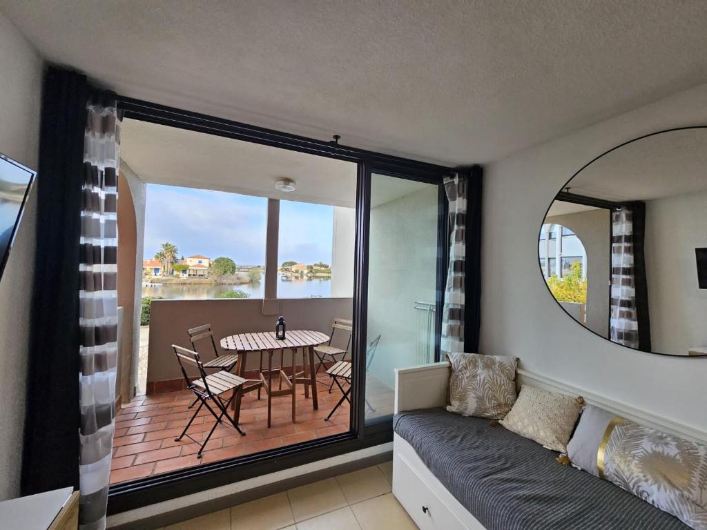 un salon avec un canapé et une table dans l'établissement L'écrin du lac, au Barcarès