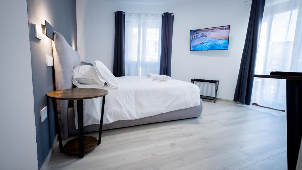 En eller flere senge i et værelse på Modern Room