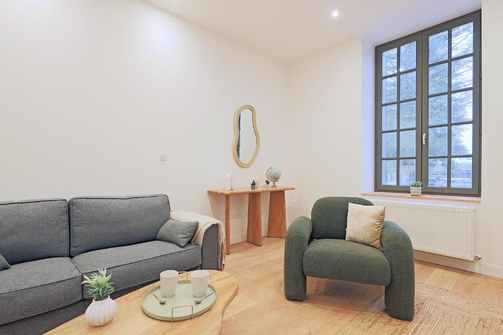 un salon avec un canapé et deux chaises dans l'établissement La Maison du Gardien, à Brignais