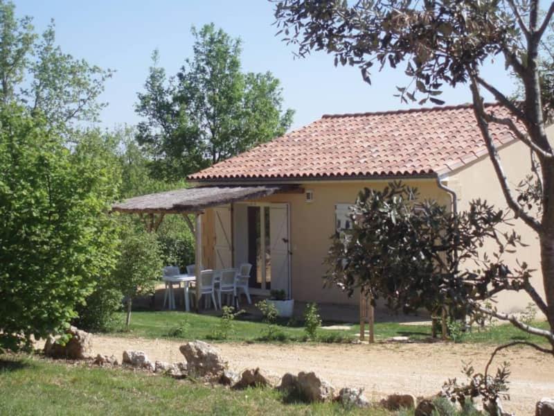 une petite maison jaune avec une table et des chaises dans l'établissement Gîte de Combe Falce, à Salignac Eyvigues