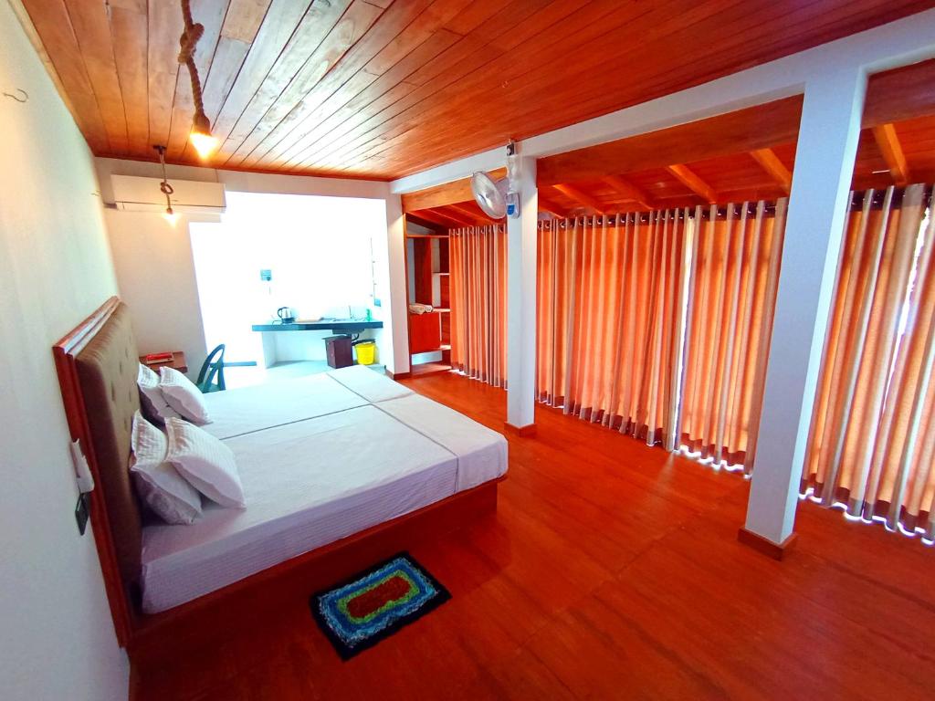 Postel nebo postele na pokoji v ubytování Thusara Guesthouse
