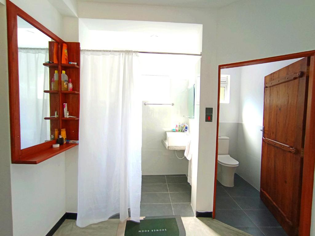 Koupelna v ubytování Thusara Guesthouse