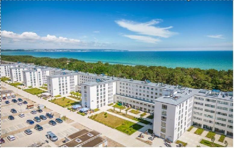 - une vue aérienne sur un bâtiment près de l'océan dans l'établissement Haus Zudar FeWo 03 Ferien-Ankerplatz in Prora", à Prora