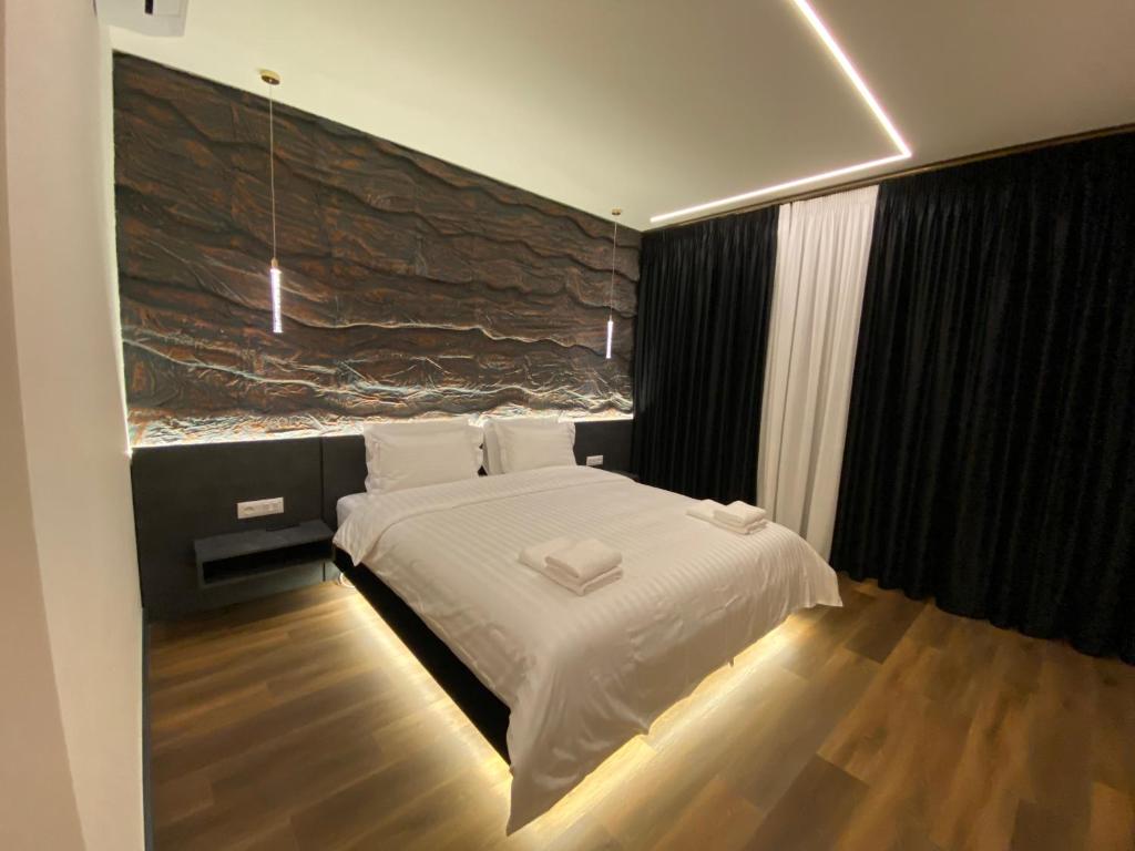 Postel nebo postele na pokoji v ubytování Tirana Central Rooms Blloku