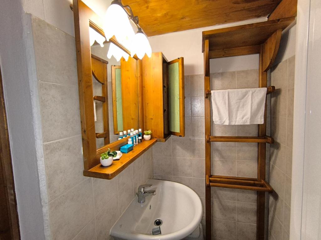 23 Mountain Views & Poolside Bliss Wi-Fi and Parking Free!