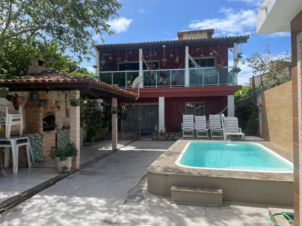 ein Haus mit einem Swimmingpool vor dem Haus in der Unterkunft casa da maria in Cabo Frio