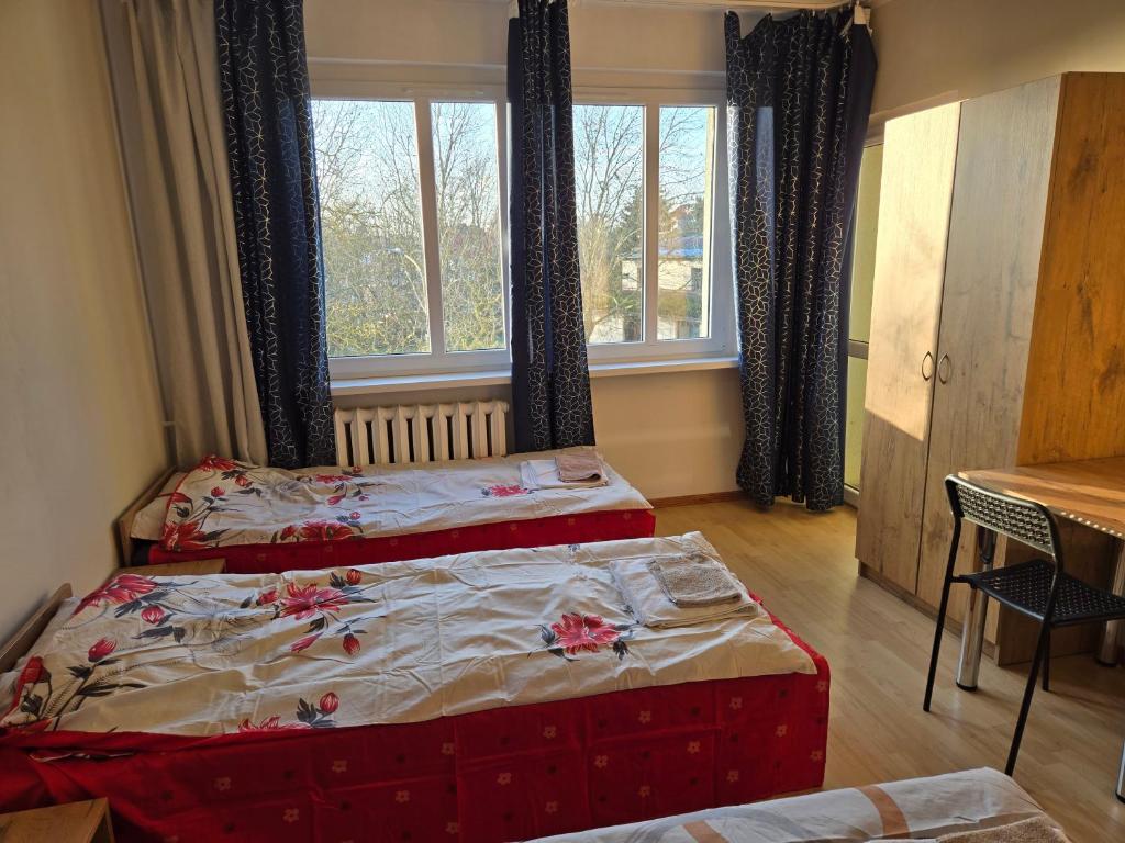Giường trong phòng chung tại Apartament Warszawska