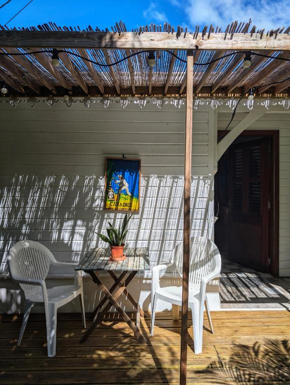 Patio nebo venkovní prostory v ubytování Studio Frangipani dans Villa Fleurs des Iles