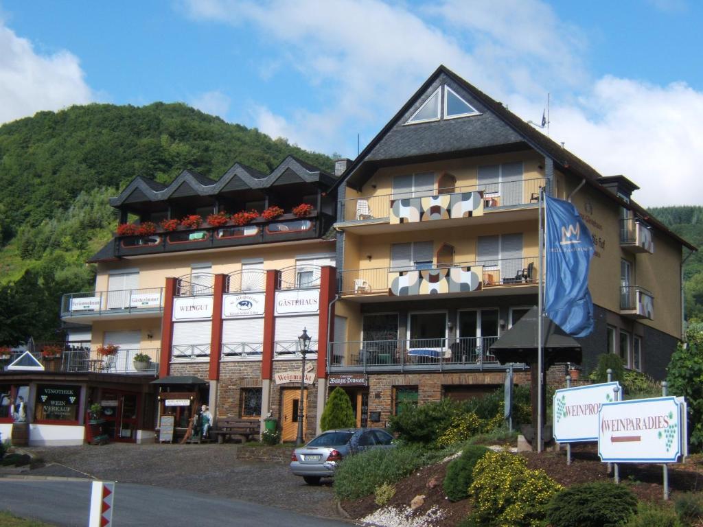 ein großes Gebäude mit einer Flagge davor in der Unterkunft Ferienwohnungen Scheid Volker in Sankt Aldegund