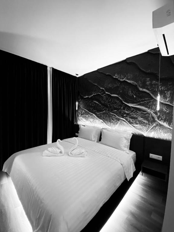 Postel nebo postele na pokoji v ubytování Tirana Central Rooms Blloku