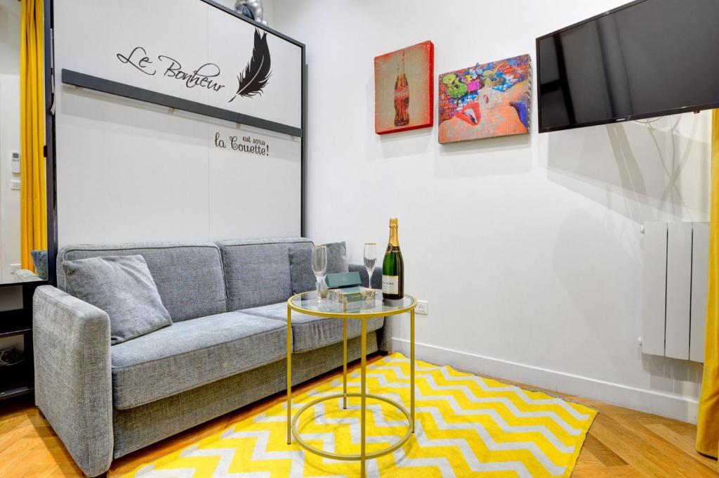 un salon avec un canapé et une table en verre dans l'établissement Bluestay 74 - Superb apartment, à Paris