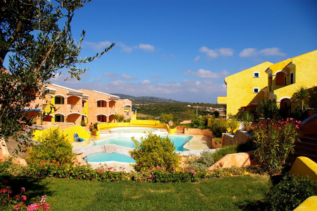 ein Resort mit einem Pool im Hof in der Unterkunft Appartamenti Residence Zodiaco in Porto Pozzo