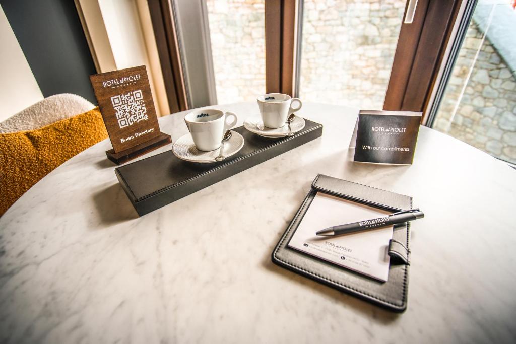 Příslušenství pro přípravu čaje a kávy v ubytování Hotel al Piolet