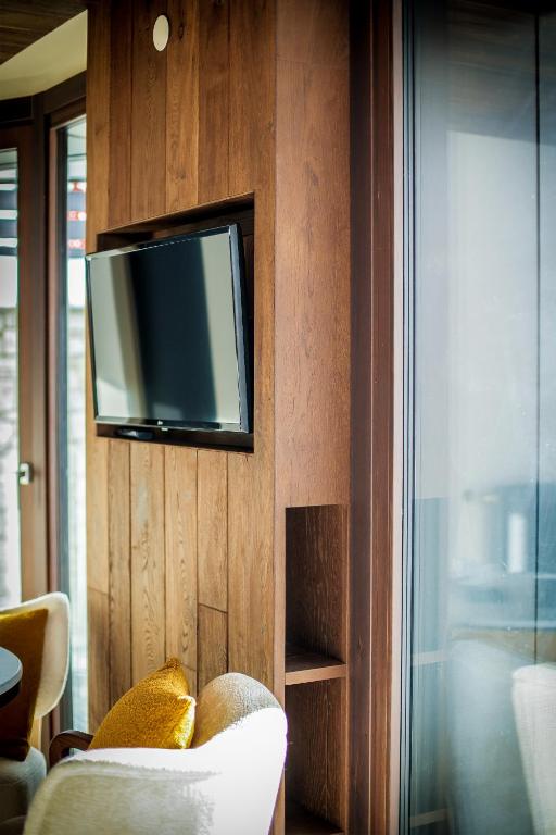 TV a/nebo společenská místnost v ubytování Hotel al Piolet