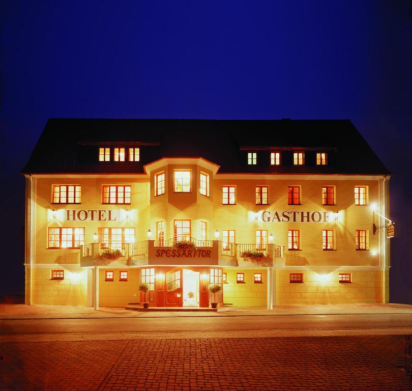 ローアにあるHotel - Gasthof Spessarttorの夜はホテルがライトアップされます。