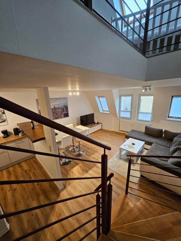 a living room with a couch and a table at FERIENWOHNUNG 57m2 APARTMENT 2 RAUM MAISONETTEN WOHNUNG im ZITTAUER STADTZENTRUM INNENSTADT INNENRING TOP LAGE MARKT UND RATHAUS NÄHE in Zittau