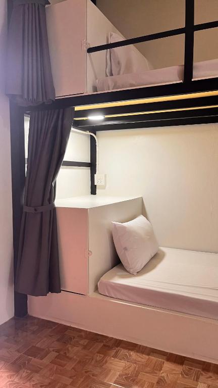 Postel nebo postele na pokoji v ubytování Fahsai Hostel